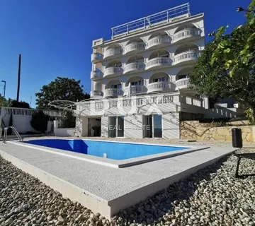 NOVI VINODOLSKI - kuća / villa 1134m2 s apartmanima s panoramskim pogledom na more i bazenom + okućnica 1750m2