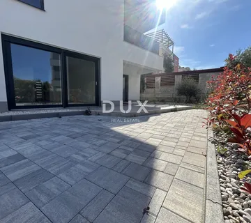 ŠIBENIK, VODICE – Stan u prizemlju sa 121 m² vrta, 2 parkinga, novogradnja