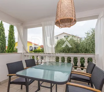 OTOK KRK, NJIVICE - Etaža kuće u prizemlju s dva apartmana - Njivice, Omišalj
