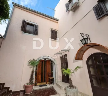 OTOK KRK, GRAD KRK - Kuća u centru sa 7 apartmana