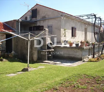 OTOK KRK, GRAD KRK - Samostojeća kuća sa vrtom u centru