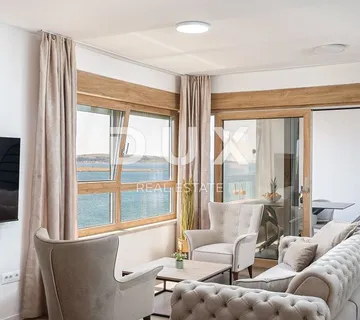 OTOK PAG, POVLJANA - Dvoetažni stan 68m2, 1. red do mora