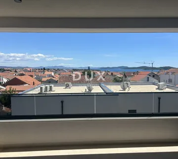 DALMACIJA, VODICE – Dvosoban stan s velikom terasom i pogledom na more, 2 ostave