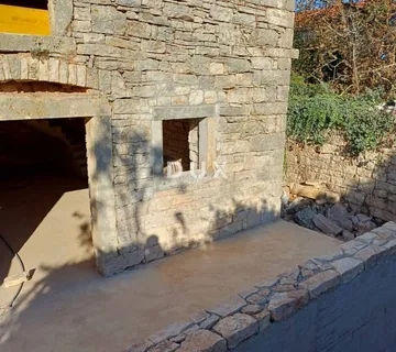 ISTRA, TINJAN - Samostojeća kuća s karakterom u srcu Istre