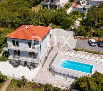 NOVI VINODOLSKI (okolica) - villa 50m od mora s bazenom i garažom