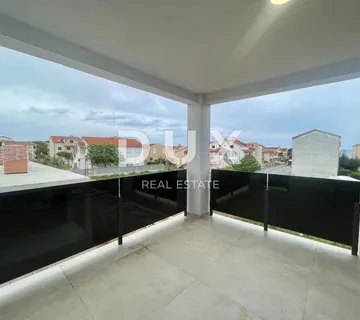 ZADAR, PRIVLAKA - Stan na prvom katu novogradnje, 80 metara od mora