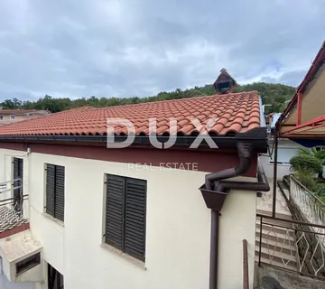 OPATIJA, MATULJI, JUŠIĆI - kuća sa 2 stana i 2 poslovna prostora + okućnica! PRILIKA! - Jušići, Matulji