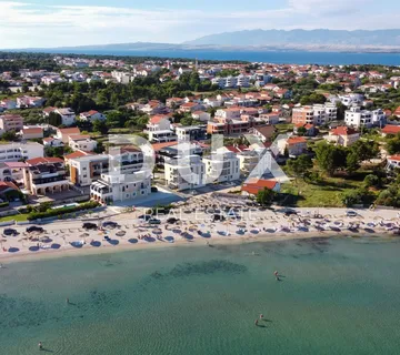 ZADAR, VIR - Luksuzan stan s vrtom i pogledom na more ispred plaže Jadro! BS2