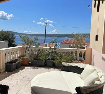 CRIKVENICA - Prostrani stan s terasom, garažom i dva parkirna mjesta