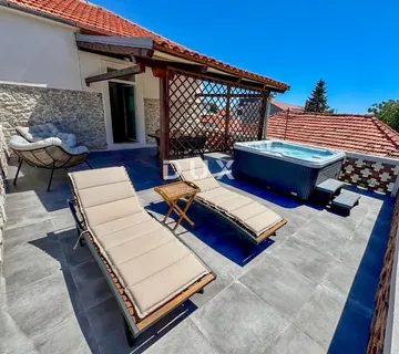 ZADAR, KOLOVARE – Premium apartman 100m od mora s velikom terasom i vlastitim parkingom