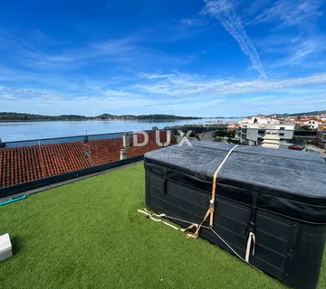 VODICE, SRIMA – Dvosoban stan i studio apartman s krovnom terasom i panoramskim pogledom na more, 50m od mora i plaže - Srima, Vodice