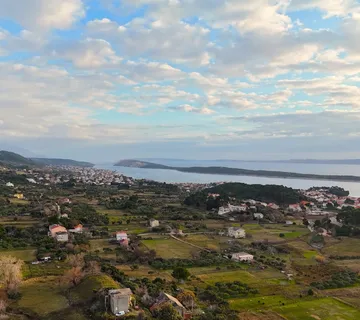 OTOK RAB, MUNDANIJE - Građevinsko zemljište u blizini centra - Mundanije, Rab