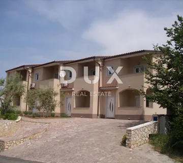 OTOK KRK, BAŠKA - 4 kuće sa 8 apartmana i bazenom
