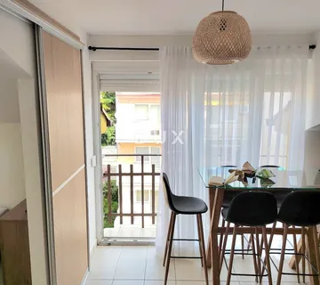 CRIKVENICA - Prvi red do mora, moderno uređen apartman u srcu Crikvenice