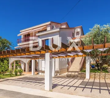 OTOK KRK, ŠOTOVENTO - Samostojeća kuća sa 3 apartmana i pogledom na more