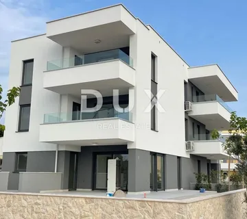 OTOK PAG, NOVALJA - stan u novogradnji top lokacija 4s+db s okućnicom