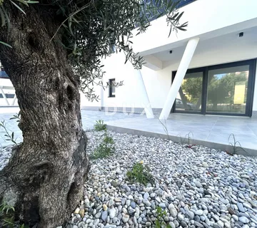 ŠIBENIK, VODICE – Prizemlje s terasama okruženo vrtom, NOVOGRADNJA