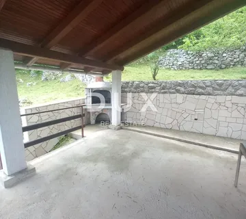 GORSKI KOTAR, LIČ - samostojeća kuća s garažom i okućnicom blizu jezera u Fužinama! PRILIKA! - Lič, Fužine