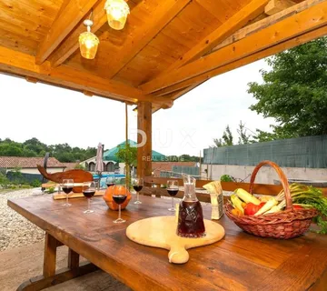 MATULJI (okolica) - unikatna villa s bazenom i ogromnom okućnicom