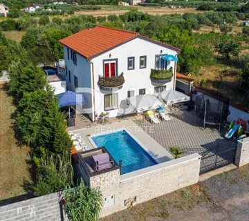 ISTRA, PULA Prekrasna apartmanska kuća!