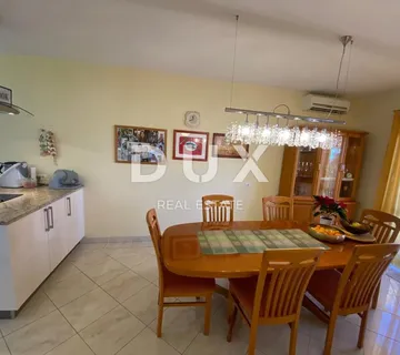 ISTRA, PJEŠČANA UVALA - Apartmanska kuća na tri etaže, 250 m od mora!  - cover