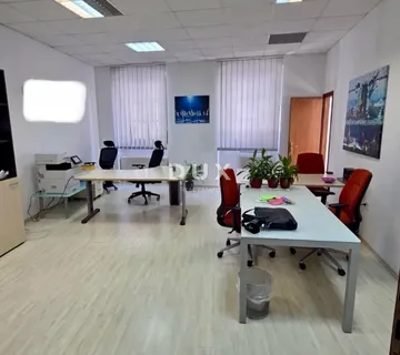 RIJEKA, STROGI CENTAR - PP na 2. katu, 73 m2, predivan uredski prostor! - cover