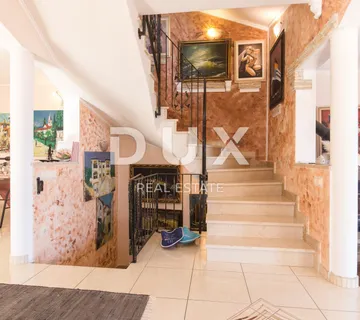 LOVRAN - dvoetažni stan u prekrasnoj dvojnoj kući s bazenom i panoramskim pogledom na more - cover