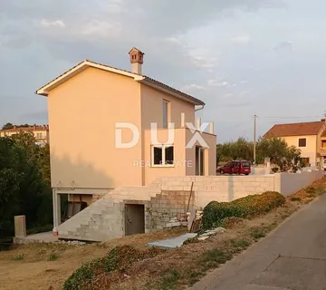 ISTRA, POREČ - Prostrana kuća na velikoj okućnici, PRILIKA!!! - cover