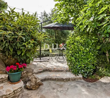 ISTRA, ROVINJ - Apartmanska kuća s prekrasnim vrtom - cover