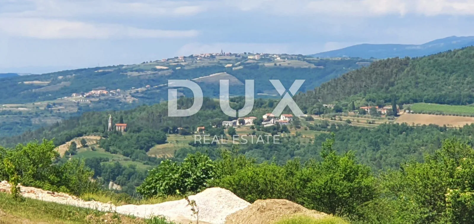 ISTRA, PAZIN - Građevinsko zemljište 1576 m2 s pogledom na jezero i prirodu - cover