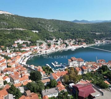 RIJEKA, BAKAR, CENTAR - građevinsko zemljište u strogom centru grada Bakra 2.600 m2 s pogledom na more za stambenu zgradu - stanove / apartmane / obiteljsku kuću / villu! PRILIKA! - cover