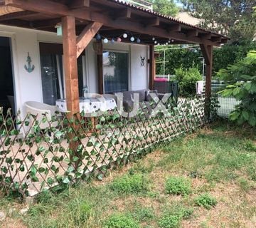 CRIKVENICA, SELCE - prizemlje kuće s tri apartmana, 150 m od mora - cover