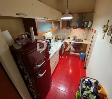 RIJEKA, TRSAT, CENTAR - stan 103 m2 u prizemlju + GARAŽA 25 m2 + okućnica u centru Trsata! PRILIKA! - cover