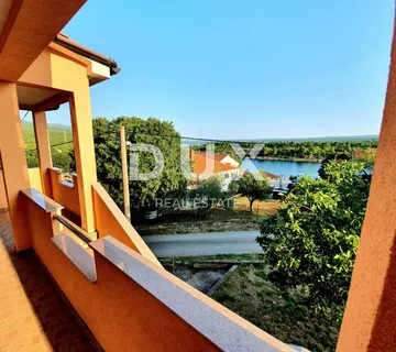 OBROVAC, KRUŠEVO - Kuća 246 m2 udaljena od mora 70 m - cover