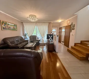 KOSTRENA - 3S+DB u novijoj gradnji s vrtom i pogledom na more! - cover