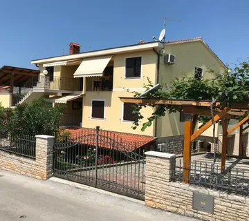 ISTRA, PJEŠČANA UVALA - Apartmanska kuća na tri etaže, 250 m od mora!  - cover