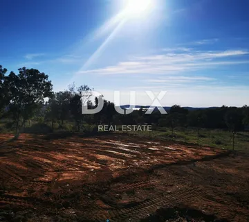 ISTRA, PULA - Posebna poljoprivredna parcela s pogledom! - cover