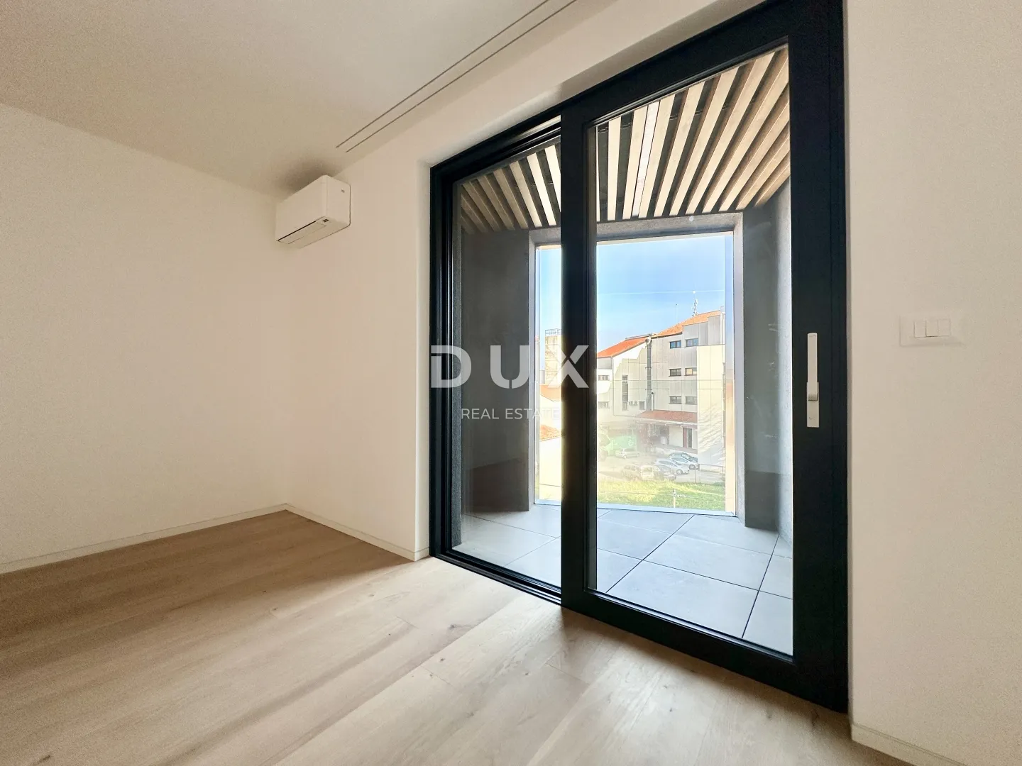 UMAG, CENTAR - Stan u luksuznoj novogradnji, prvi red do mora - cover