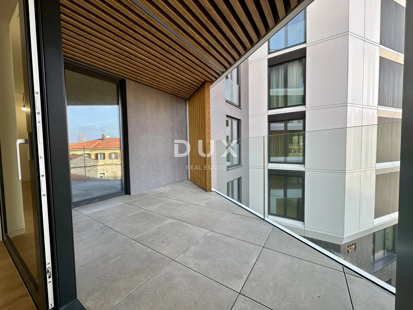 UMAG, CENTAR - Stan u luksuznoj novogradnji, prvi red do mora - cover