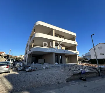 ŠIBENIK, VODICE – Stan uz plažu s pogledom na more i liftom - cover