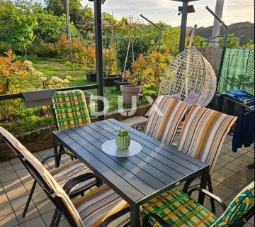 ISTRA, PULA - Obiteljski stan s vrtom u centru + dodatni studio apartman! RIJETKO DOSUTPNA LOKACIJA! - cover