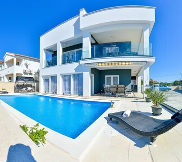 NIN, ZATON - Prekrasna vila s 6 apartmana - cover