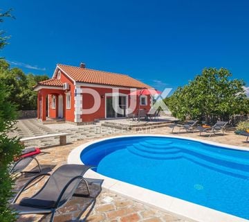 OTOK KRK, DOBRINJ - Samostojeća šarmantna kuća s grijanim bazenom, studio apartmanom u mirnom dijelu otoka! - cover