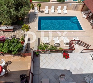 ISTRA, PEROJ - Atraktivna apartmanska kuća s bazenom i pogledom na more! - cover