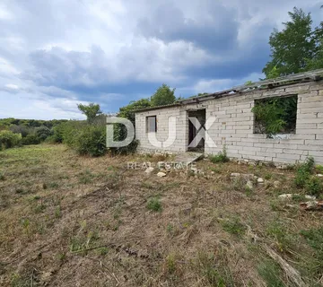 ISTRA, PULA, STOJA - Ekskluzivno građevinsko zemljište s ucrtanim objektom, 100m od plaže - cover
