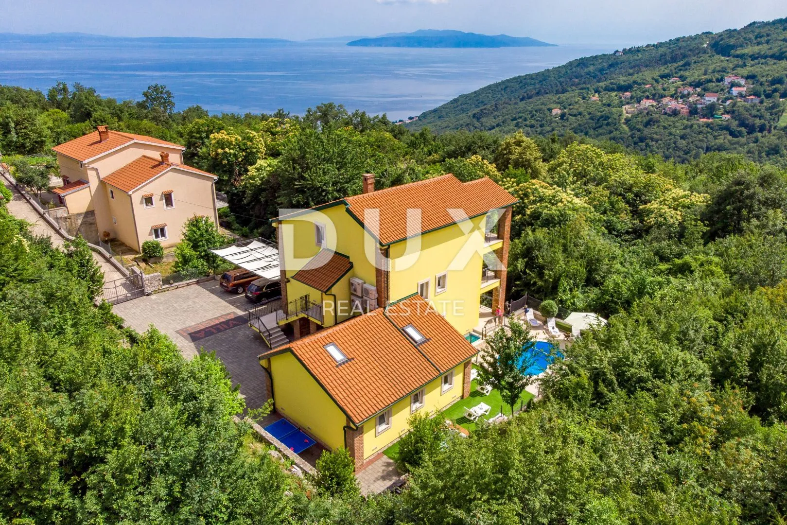 OPATIJA, BREGI - Vila novogradnja u mediteranskom stilu s dvije stambene jedinice, bazenom, gostinjskom kućom, tavernom i dječjim igralištem - cover