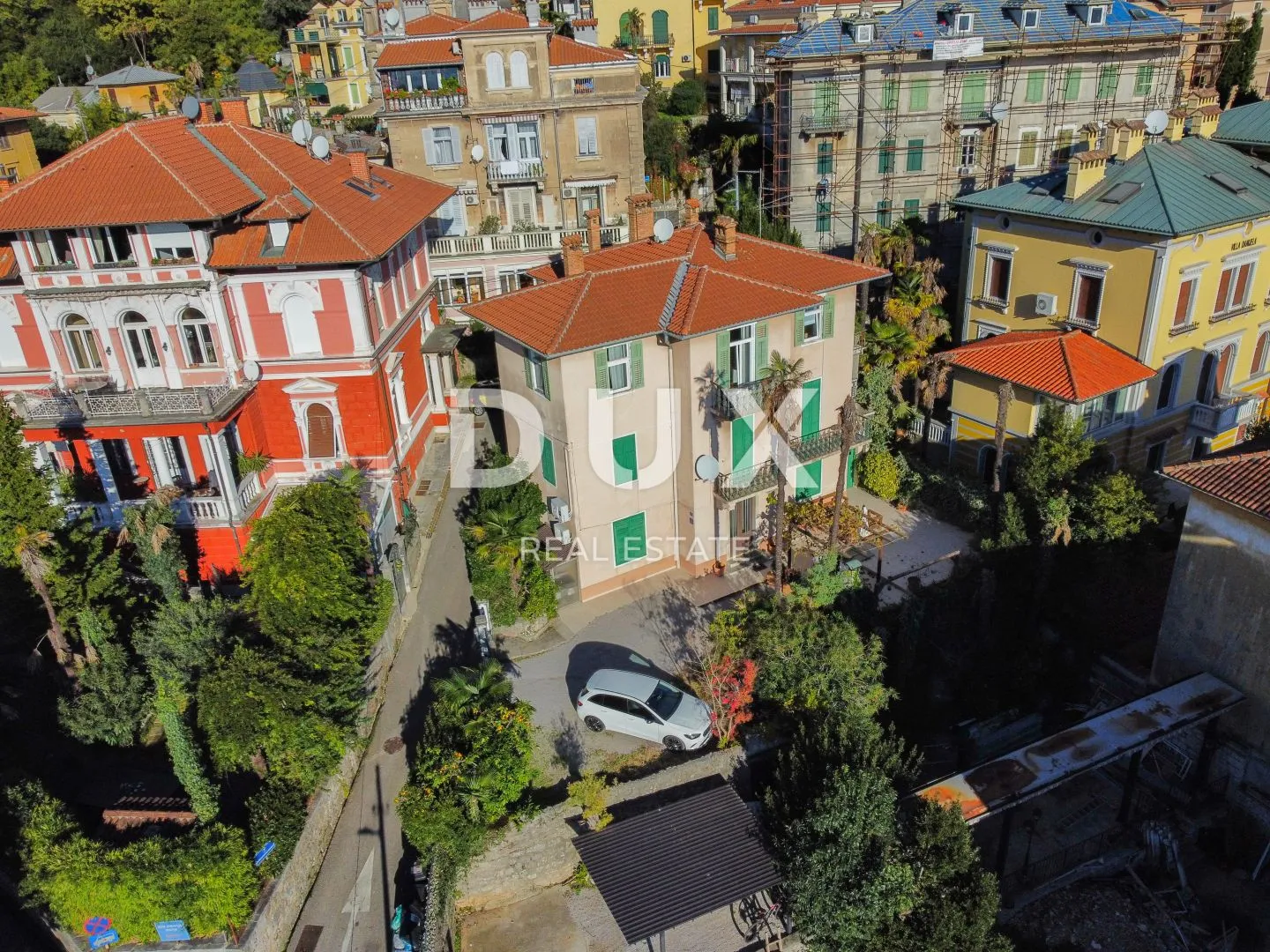 OPATIJA, CENTAR - dvoetažni stan u povijesnoj vili samo 50 metara od mora u centru Opatije, parking - cover