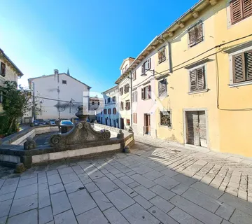 ISTRA, BUZET, STARI GRAD - kamena kuća u staroj gradskoj jezgri - cover