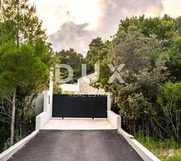 OTOK RAB, PALIT - Moderna vila s bazenom okružena prirodom - cover