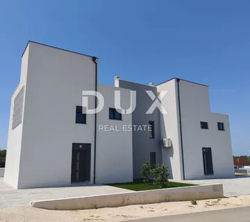 ZADAR, VRSI - Dvojna Kuća s Privatnim Bazenom i Ogromnom Terasom s Pogledom na More! S2 - cover